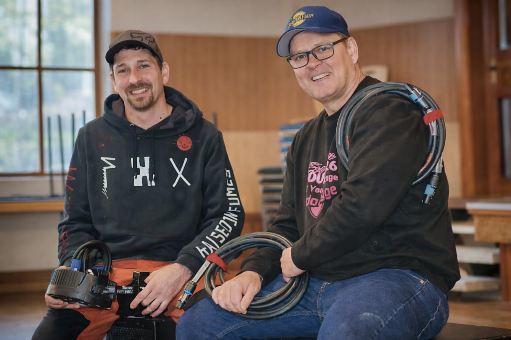 Team beim Aufbau der Technik